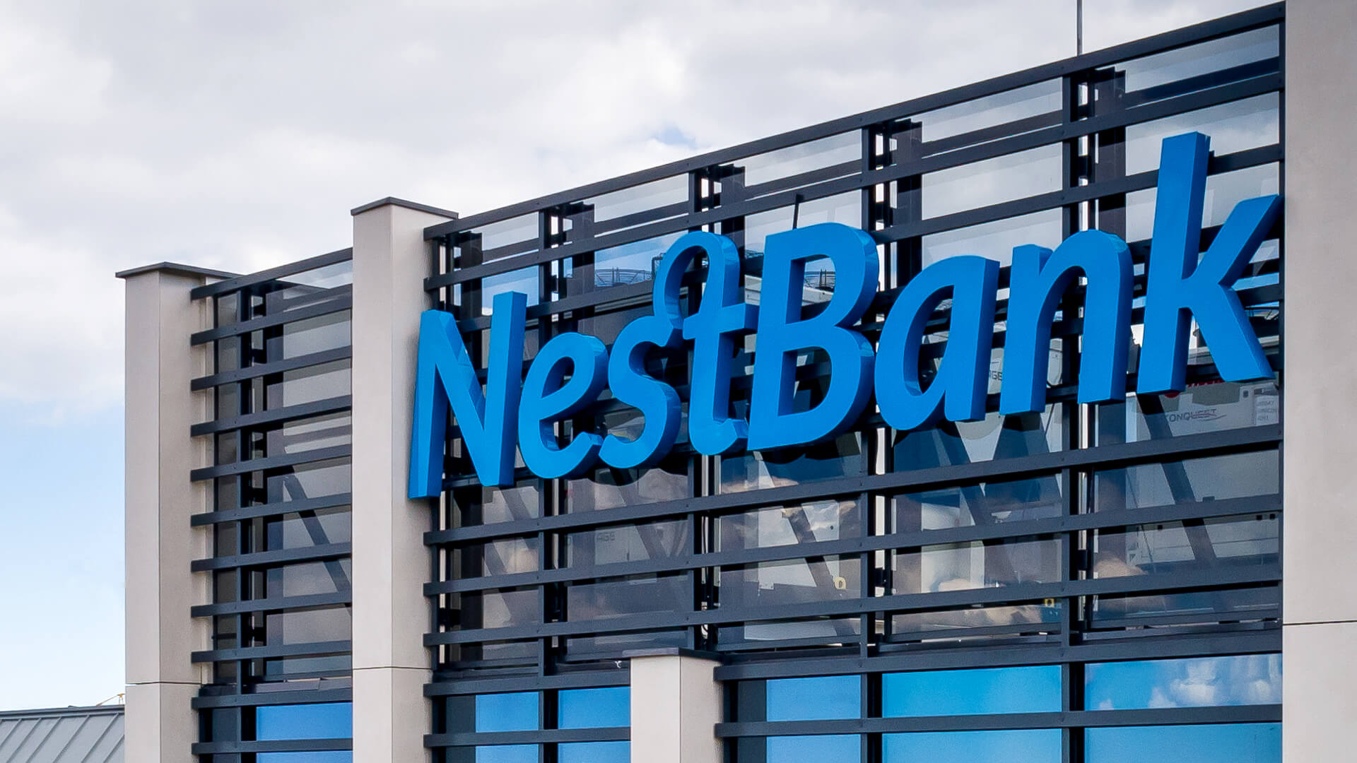 nestbank nest bank - reklama-nest-bank-litery-3d-na-budynku-litery-nest-bank