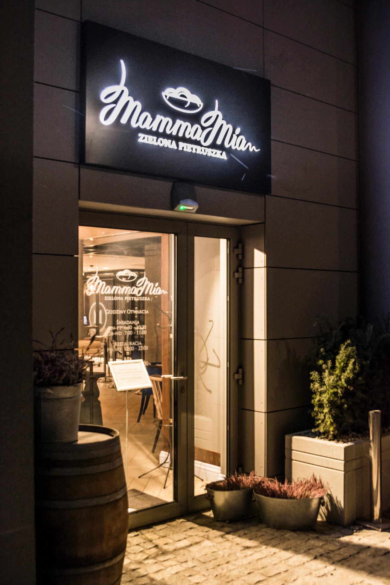 Mamma Mia - Mamma Mia - LED light box placed over the entrance