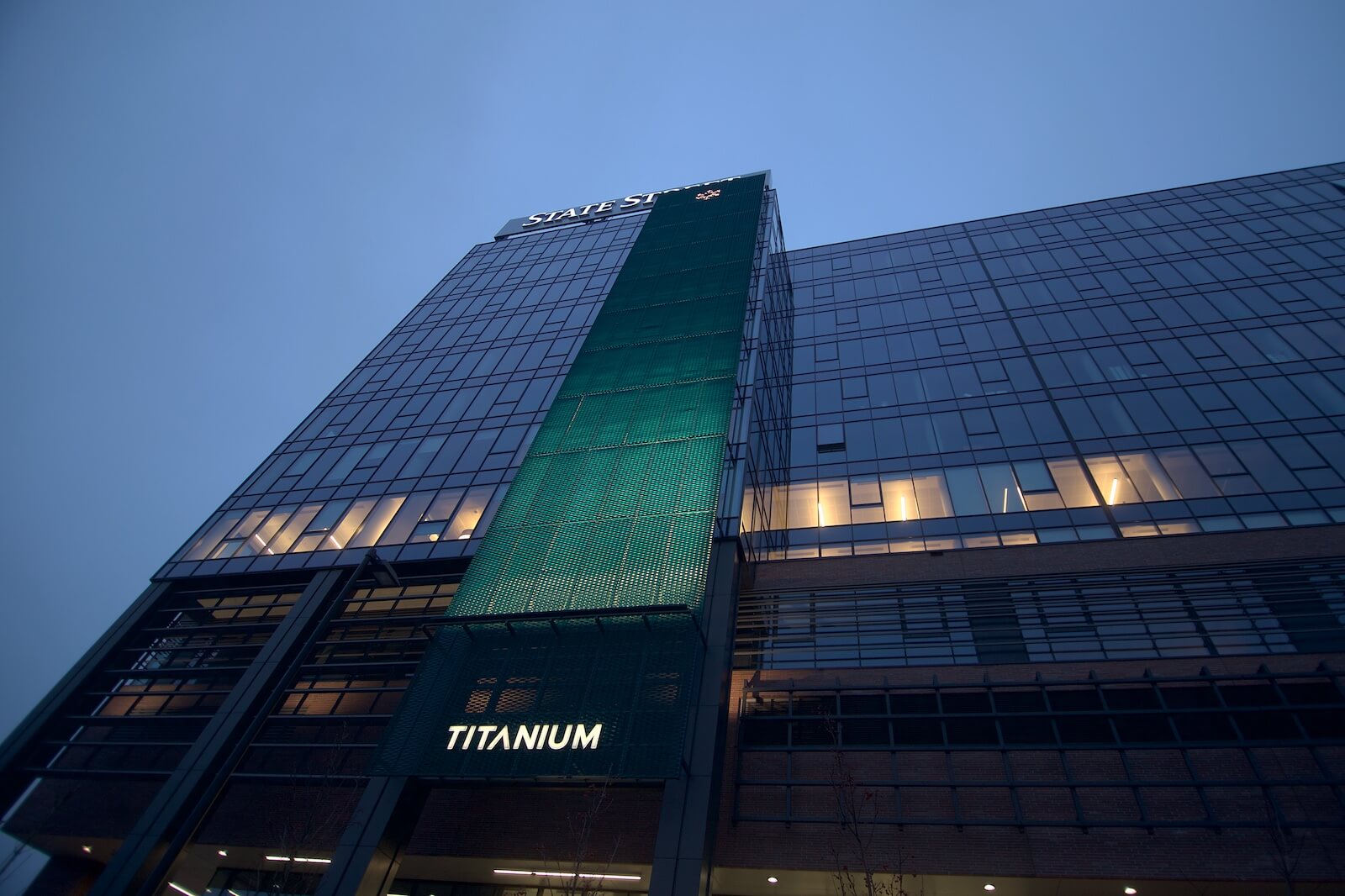 Titanium - Titanium - przestrzenne napisy świecące nad wejściem