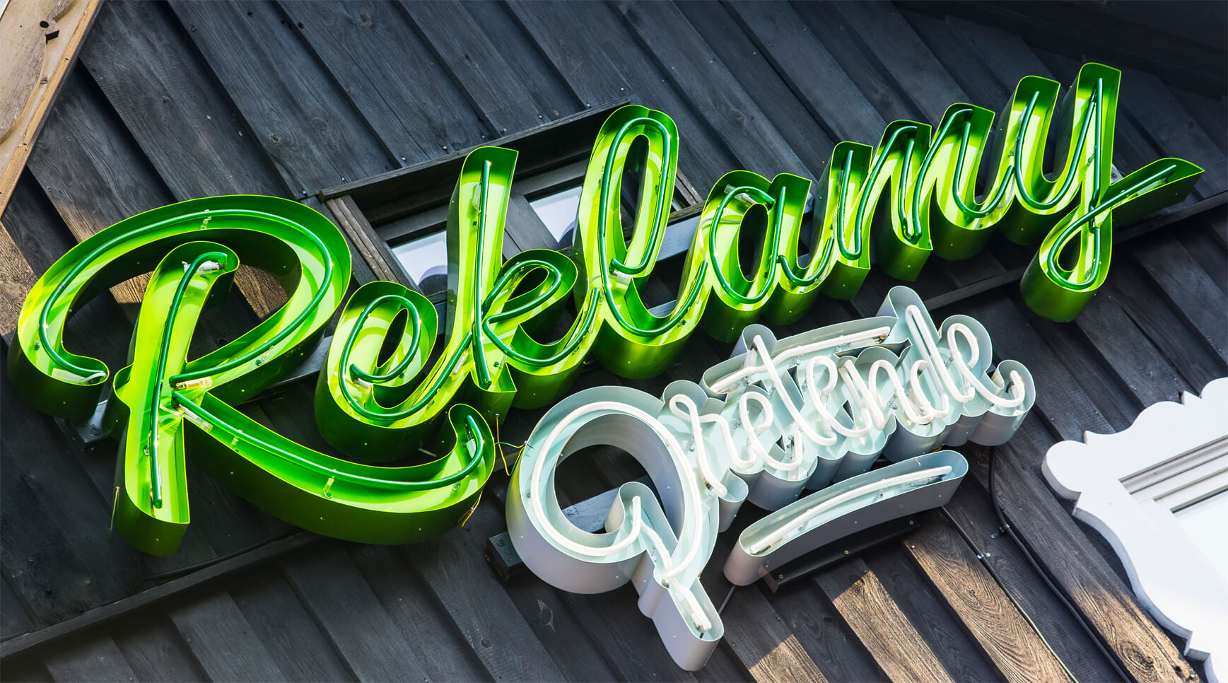 Pubblicità finte - neon-advertising-pretende-logo-segno-neon-sulla-parete-di-casa-all'esterno-neon-ma-desks-neon-on-height-neon-advertising-neon-sub-lighted-neon-over-windows-letter-neon-sopot-gdansk