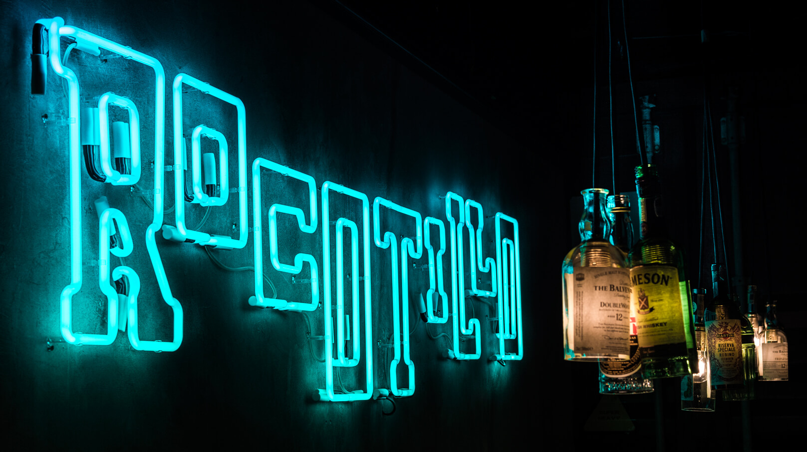 Rocotillo rocotilo - neon-rocotillo-neon-an-der-Wand-innen-restaurant-neon-an-der-Wand-neon-über-Tische-neon-beleuchtet-neon-an-der-Wand-beton-neon-glas-neon-logo-schild