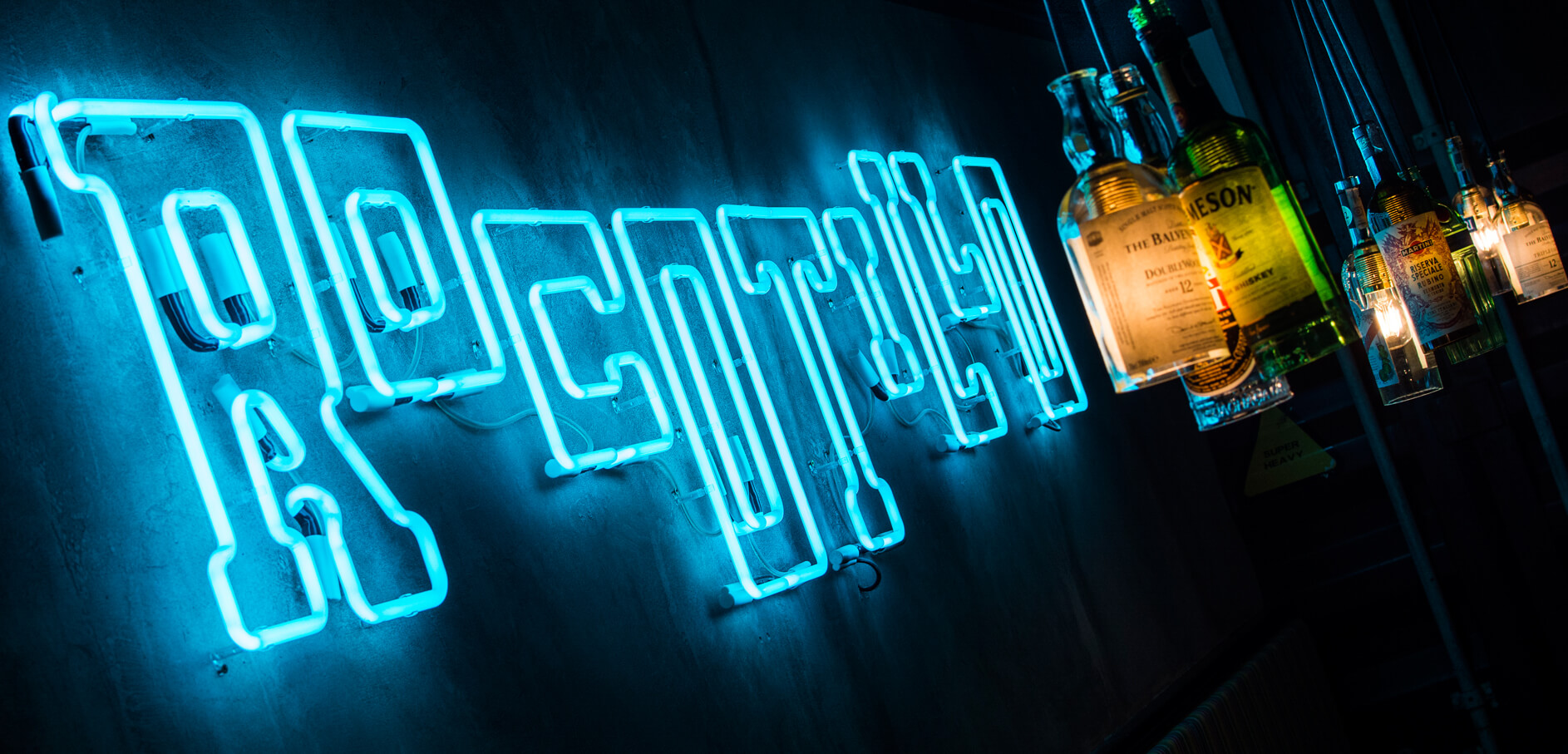 Rocotilli - neon-rocotillo-neon-an-der-Wand-innen-restaurant-neon-an-der-Wand-neon-über-Tische-neon-unter-Licht-neon-an-der-Beton-Wand-neon-glas-neon-logo-sign