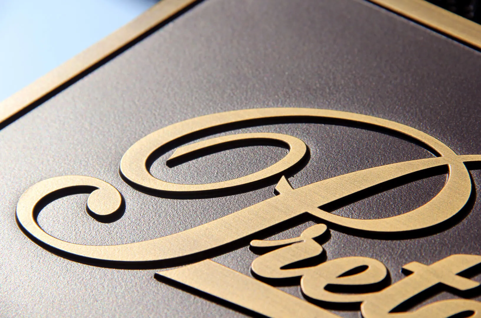 Placa de fundición Pretende - placa de bronce fundido con el logotipo de Pretende