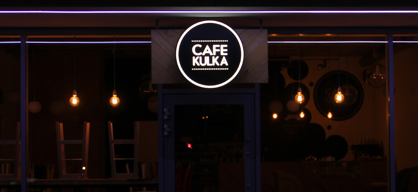 Cafe Kulka - Cafe Kulka - okrągły kaseton świetlny, szyld firmy
