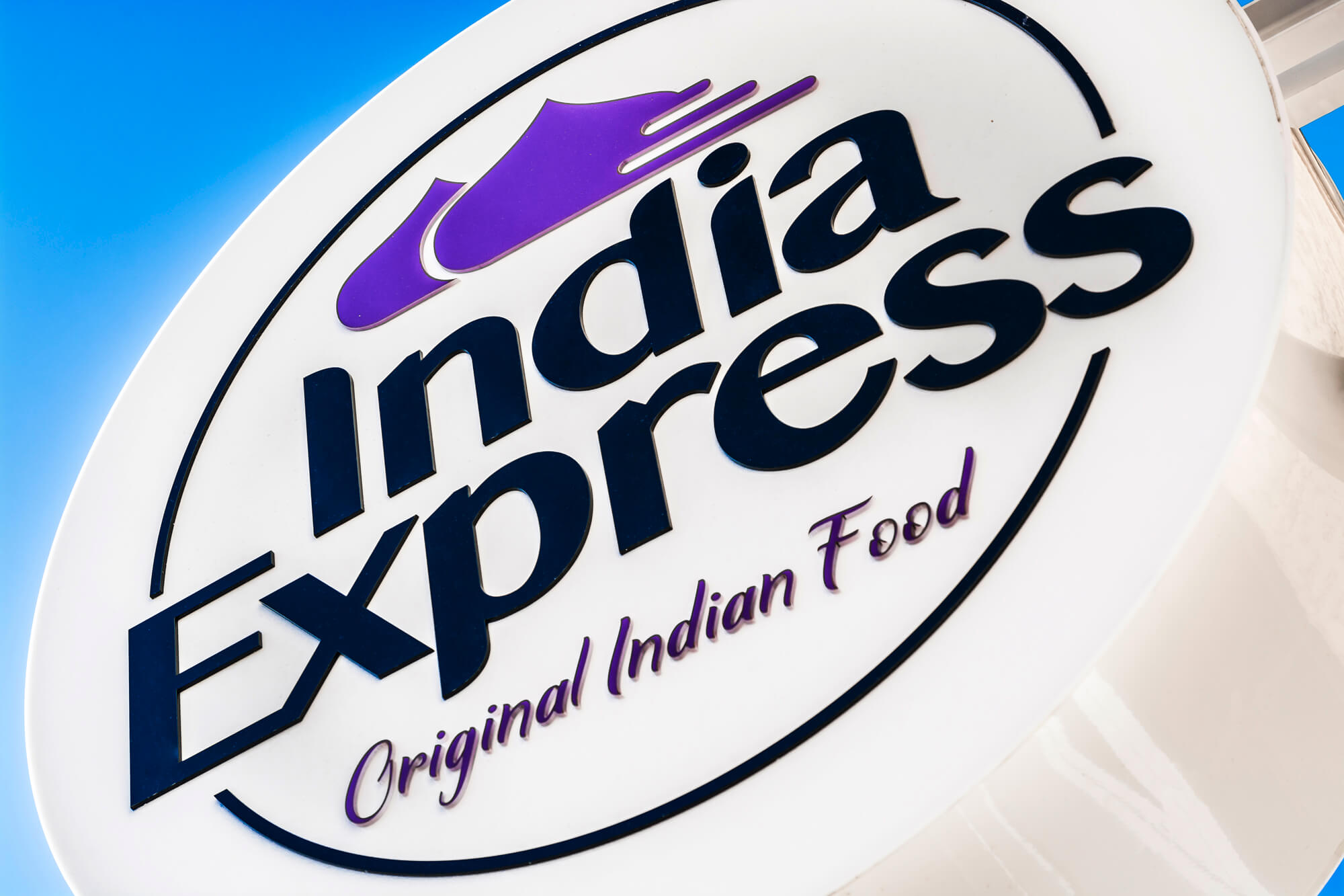Indien-Express - India Express - Firmenlogo und Werbesemaphore hängen neben dem Eingang