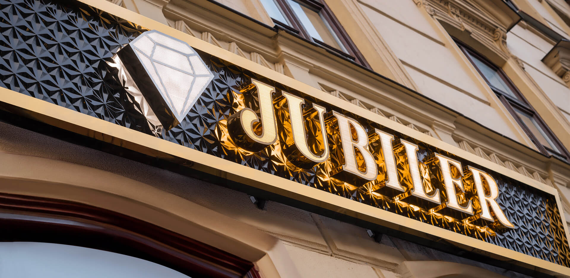 Jubiler - Szyld dla Jubilera, wykonany z blachy nierdzewnej perforowanej w kolorze złotym wraz z logo