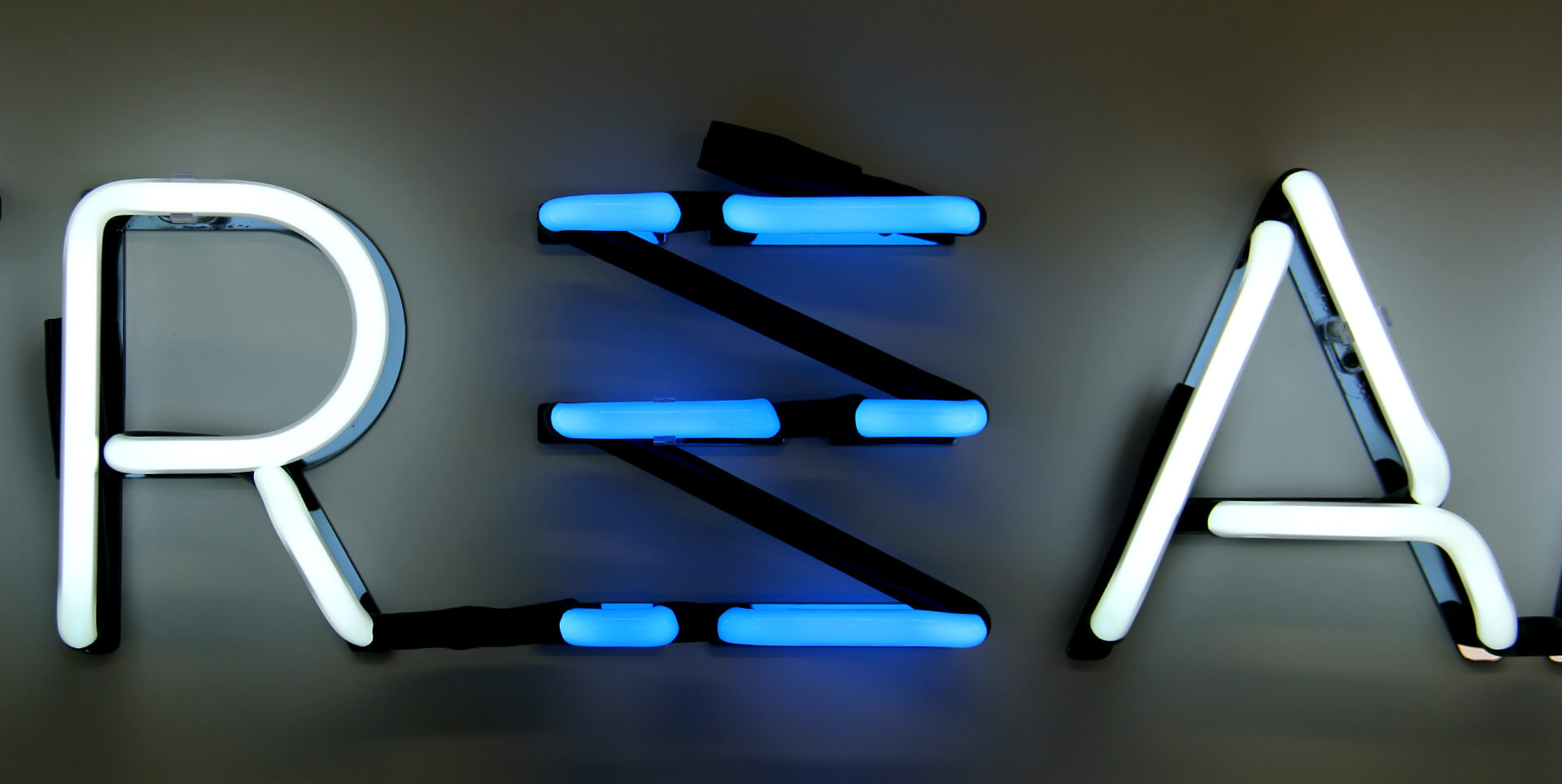 STREAM - Neonbuchstaben in zwei Farben