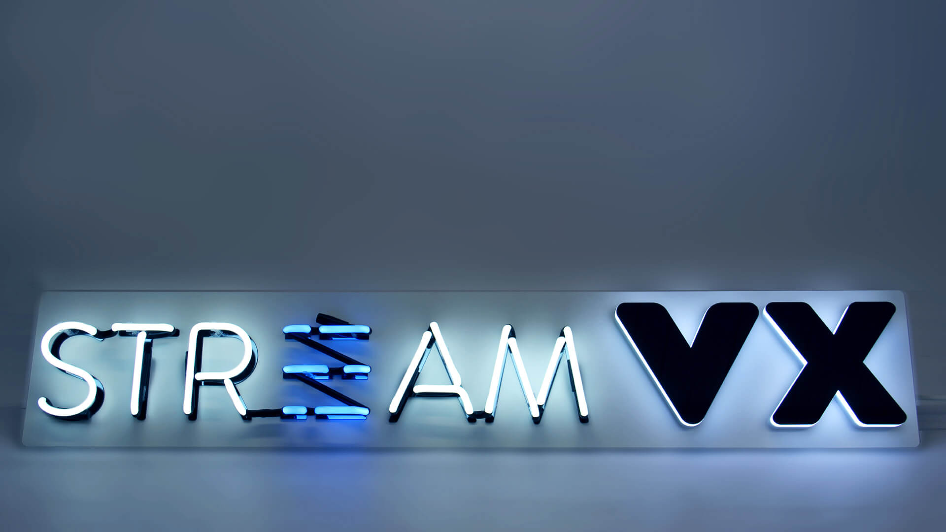 STREAM - Schriftzug aus Neon mit Zusatz von LED-Leuchtbuchstaben