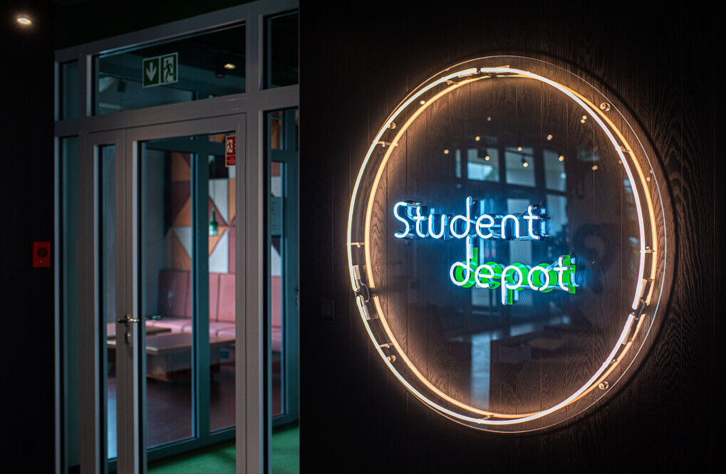 Deposito studenti - Insegna al neon in blu-verde con un bordo chiaro 