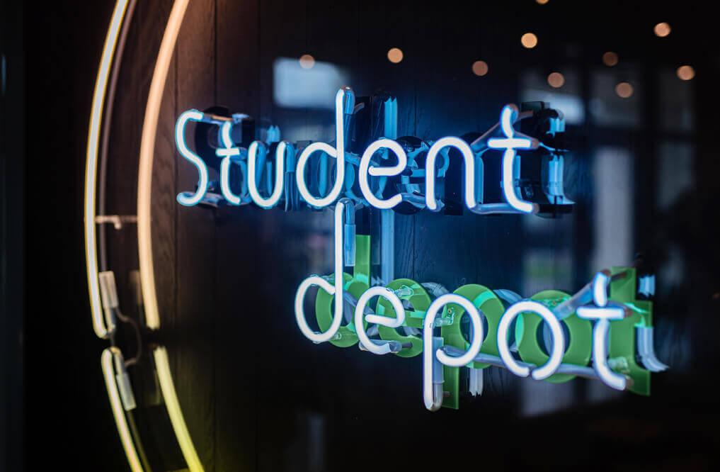 Studentisches Depot - Neonschild in blau-grün mit hellem Rand 