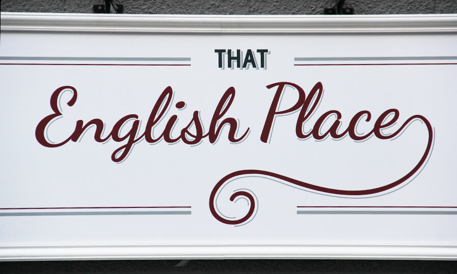 Englischer Ort - English Place - Leuchttafel über dem Eingang