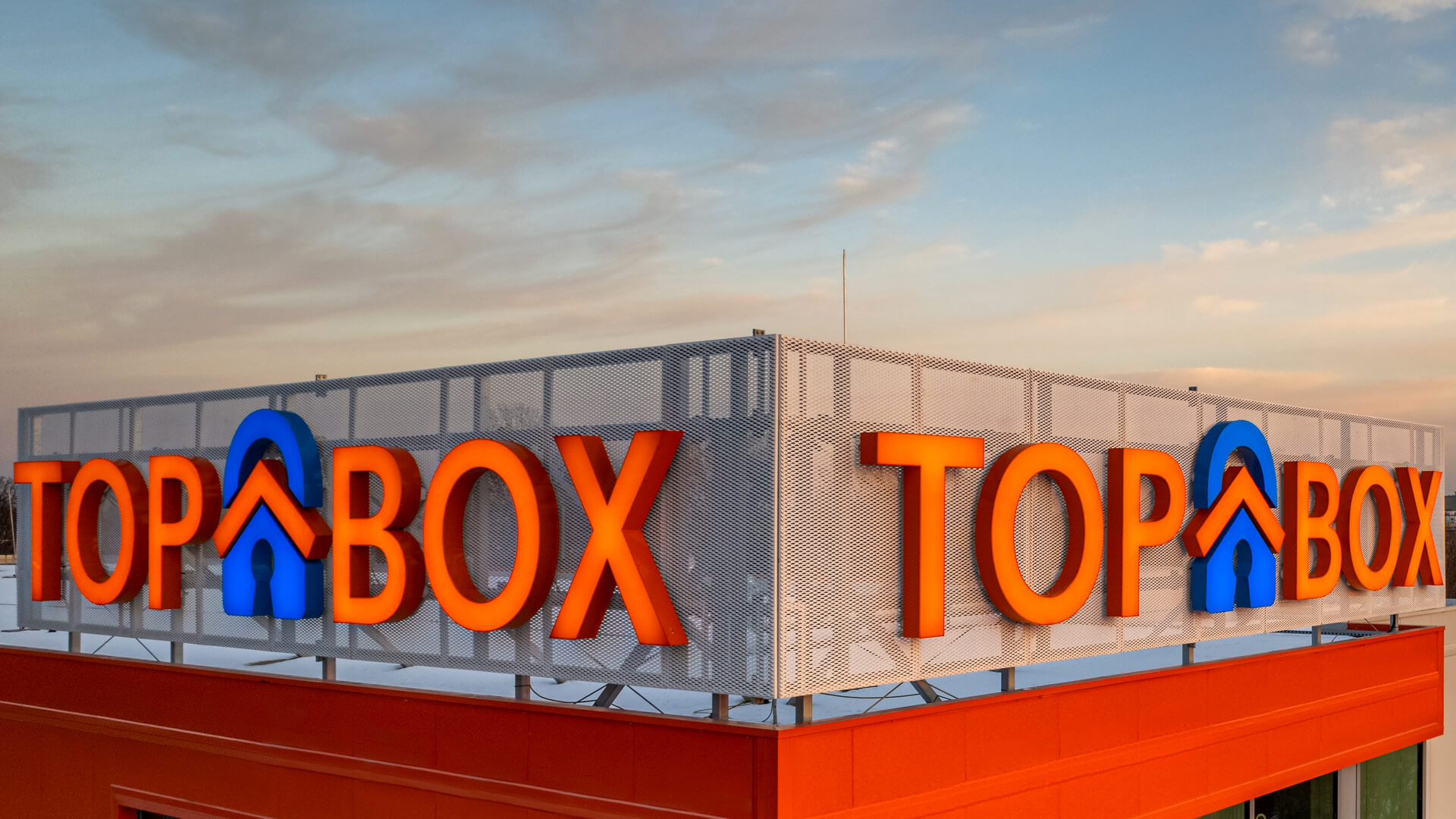 TOP BOX - Litery wraz z logo, świecące przodem, na budynku