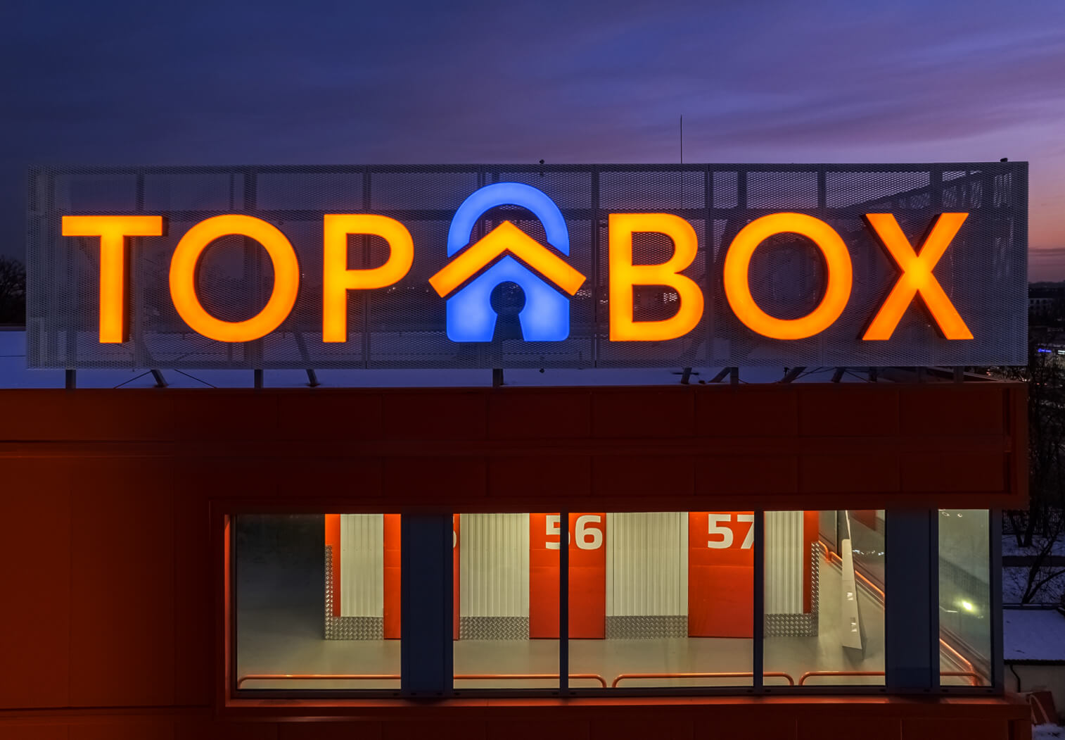 TOP BOX - Schriftzug mit Logo, vorne beleuchtet, über dem Eingang