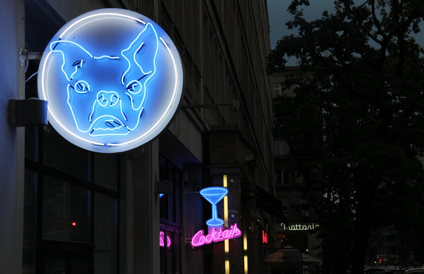 Bulldog - Bulldog - insegna al neon con logo aziendale posto su un piedistallo pubblicitario