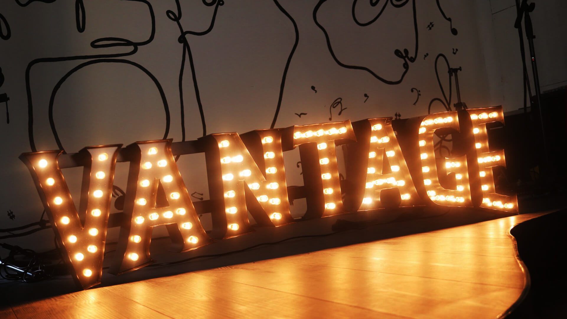 vantage-letters-3D-with-bulbs - letters-with-bulbs-over-the-entry-vantage
