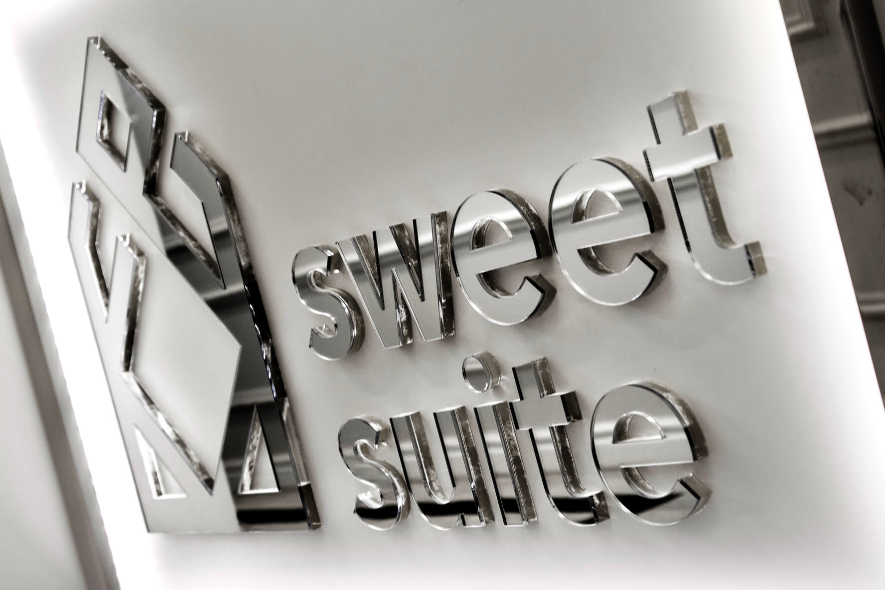 Sweet suit - Sweet suit - company logo and 3D letters made of Plexiglas with mirror effect