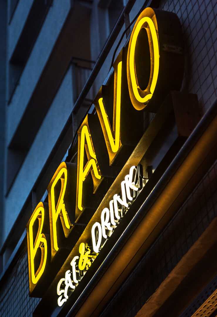 BRAVO - neon-bravo-eat-drink-neon über-dem-eingang-zum-restaurant-neon-auf-den-fliesen-neon-auf-den-fliesen-an-der-wand-neon-unter-licht-neon-in-neon-innen-auf-den-außen-neon-farbig-neon-warszawa-centralna