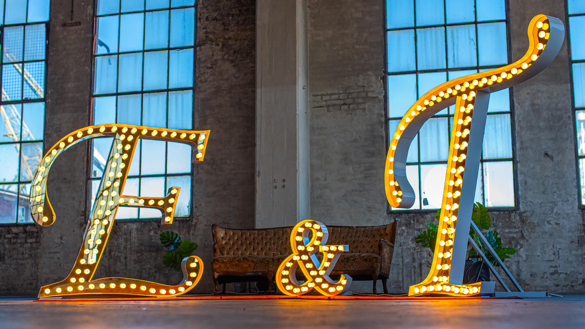 E & T Buchstaben mit Glühbirnen - Großbuchstaben E und T mit & Zeichen, beleuchtet mit Glühlampe