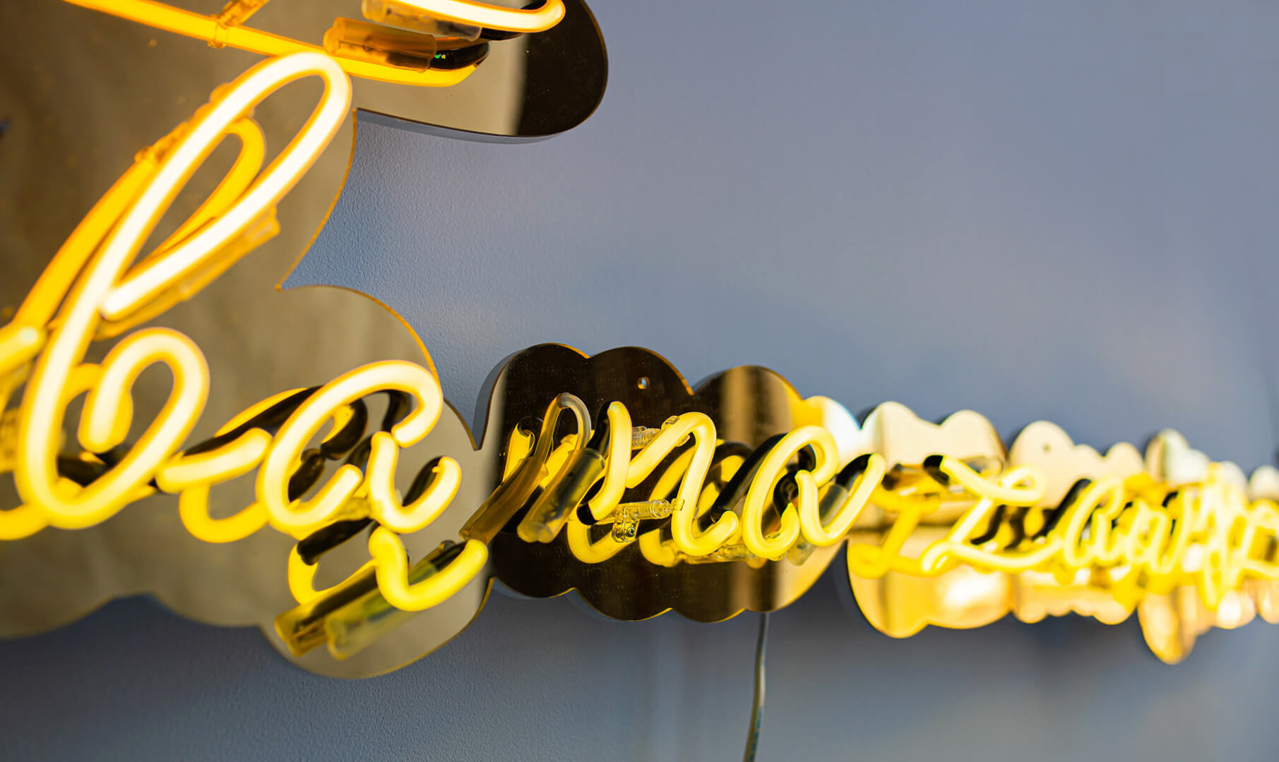 Neonschild für immer bei Ihnen - Gelbe Leuchtreklame auf goldenem Plexiglas - Aufschrift "Für immer mit dir".