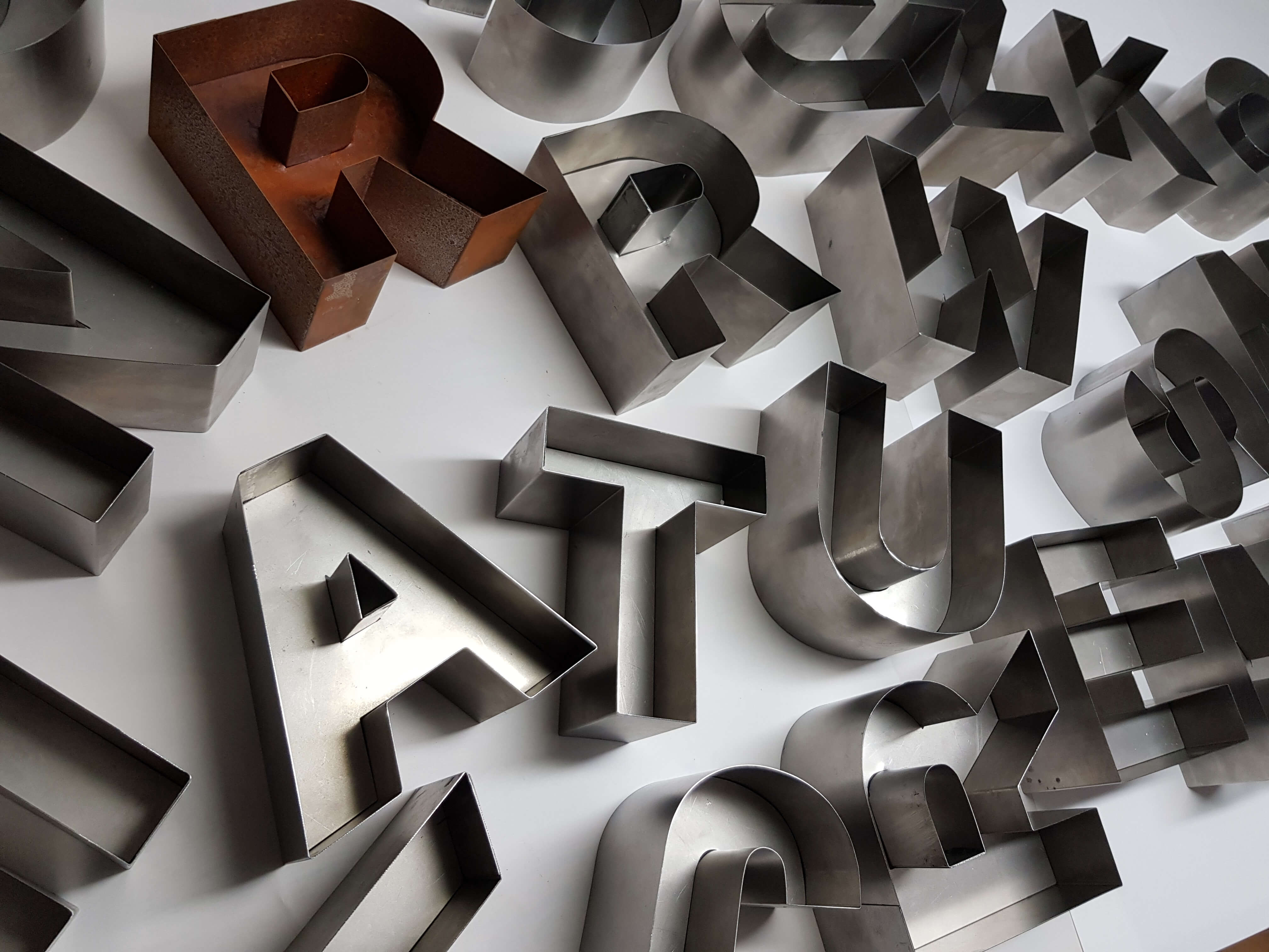 Roestige letters - Roestig plaatstaal en metalen letters