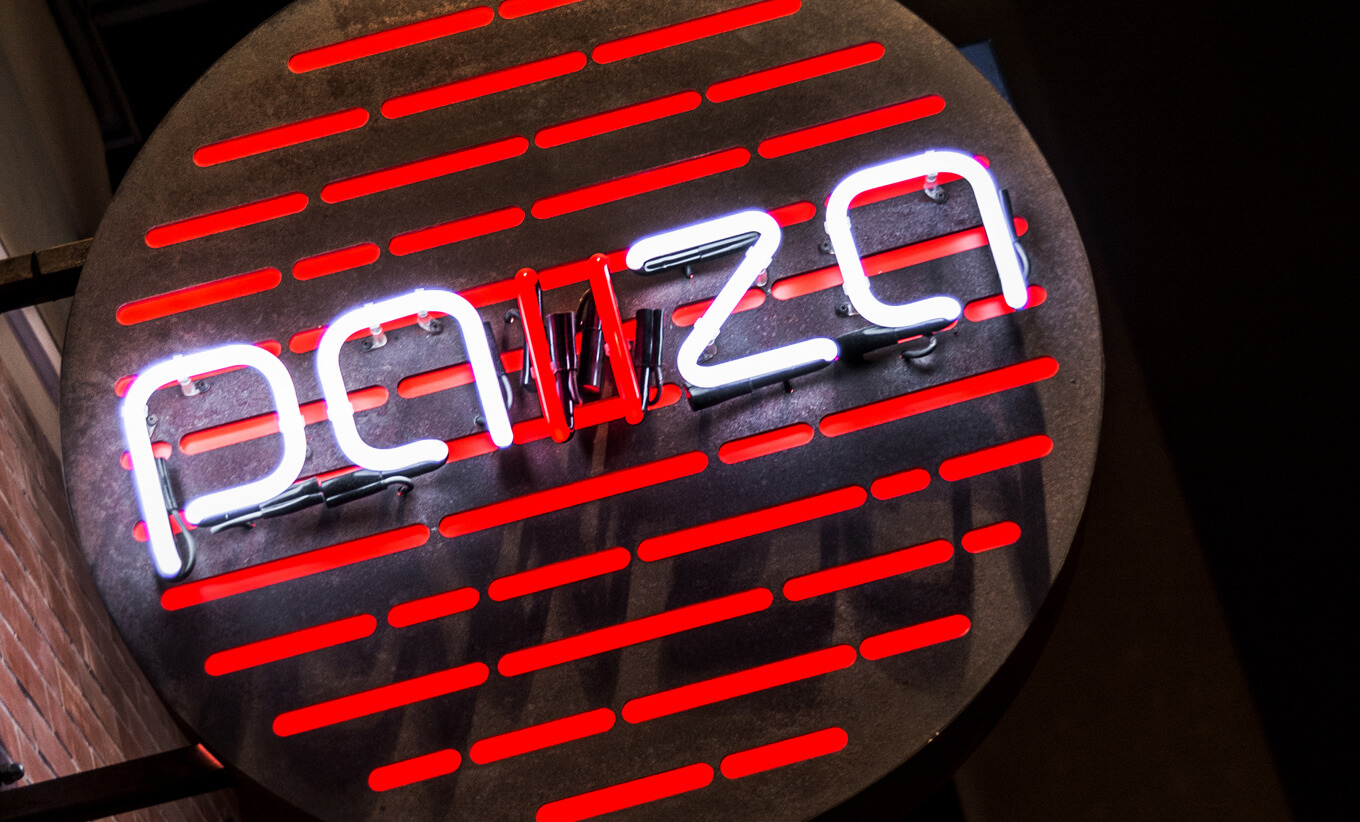 Pauza - Neon-Pausen-Neon-Neon-Außen-Neon über dem Eingang-Neon-Außen-Neon beleuchtet-Rot-Weiß-Neon auf Platte-Rostfrei-Cukiernia-Gdańśk